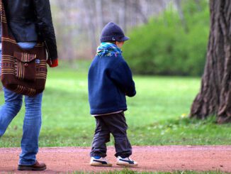 Mutter mit Kleinkind, über dts Nachrichtenagentur