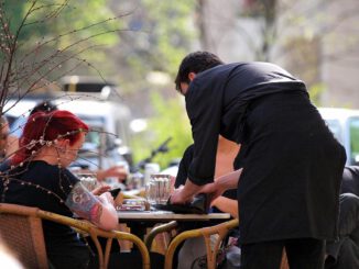 Bedienung in einem Café, über dts Nachrichtenagentur