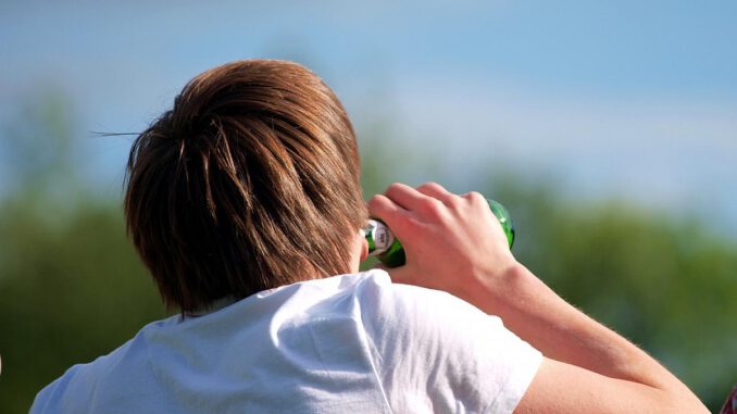 Biertrinkender Mann, über dts Nachrichtenagentur