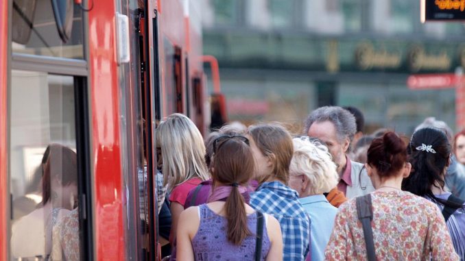 Fahrgäste in einer Straßenbahn, über dts Nachrichtenagentur