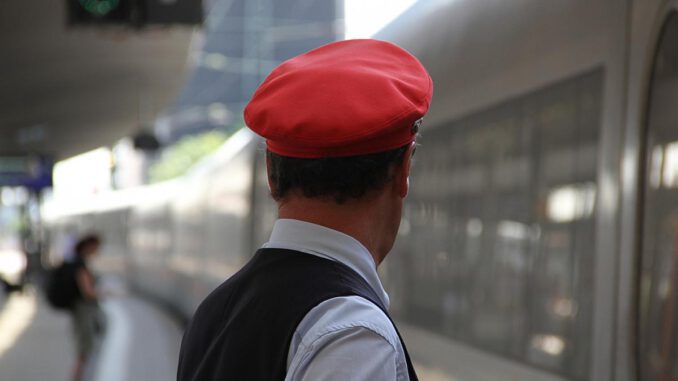 Zugschaffner am Bahnsteig, über dts Nachrichtenagentur
