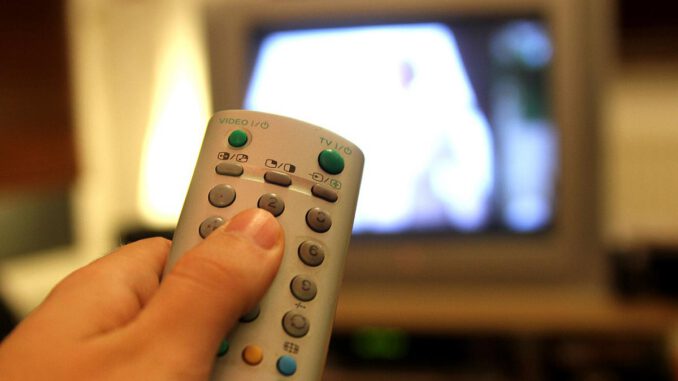 Fernsehzuschauer mit einer Fernbedienung, über dts Nachrichtenagentur