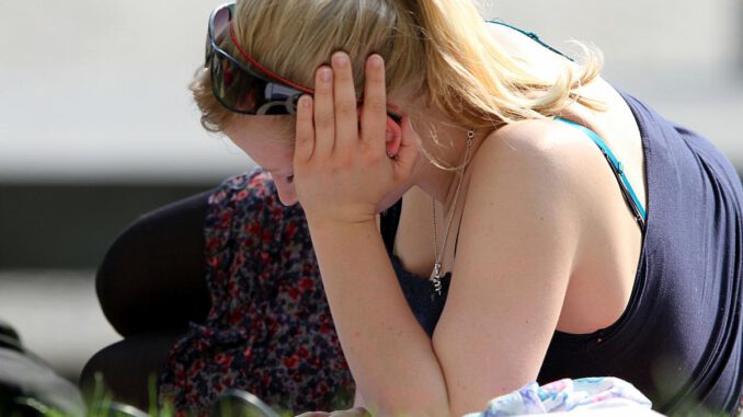 Junge Frau auf einer Wiese, über dts Nachrichtenagentur