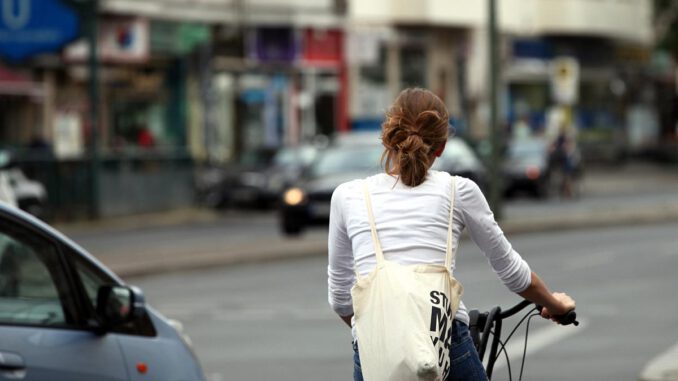 Junge Frau auf Fahrrad im Straßenverkehr, über dts Nachrichtenagentur