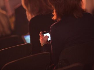 Geschäftsfrauen mit Smartphone, über dts Nachrichtenagentur