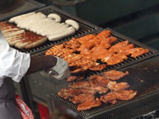 Hähnchenschnitzel und Würste auf einem Grill, über dts Nachrichtenagentur