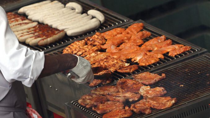 Hähnchenschnitzel und Würste auf einem Grill, über dts Nachrichtenagentur