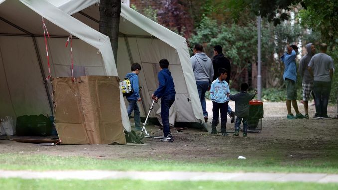 Flüchtlinge an einer Aufnahmestelle 2015, über dts Nachrichtenagentur