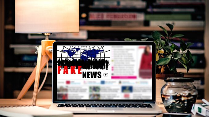Fake Fake News Media Laptop  - pixel2013 / Pixabay