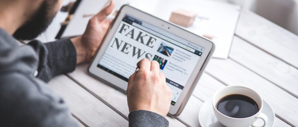 Fake News Hoax Press Computer  - memyselfaneye / Pixabay