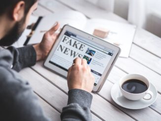 Fake News Hoax Press Computer  - memyselfaneye / Pixabay