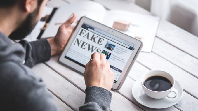 Fake News Hoax Press Computer  - memyselfaneye / Pixabay