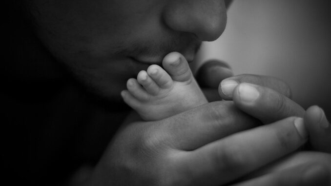 Father Baby Love Monochrome Foot  - EdgarSax / Pixabay
