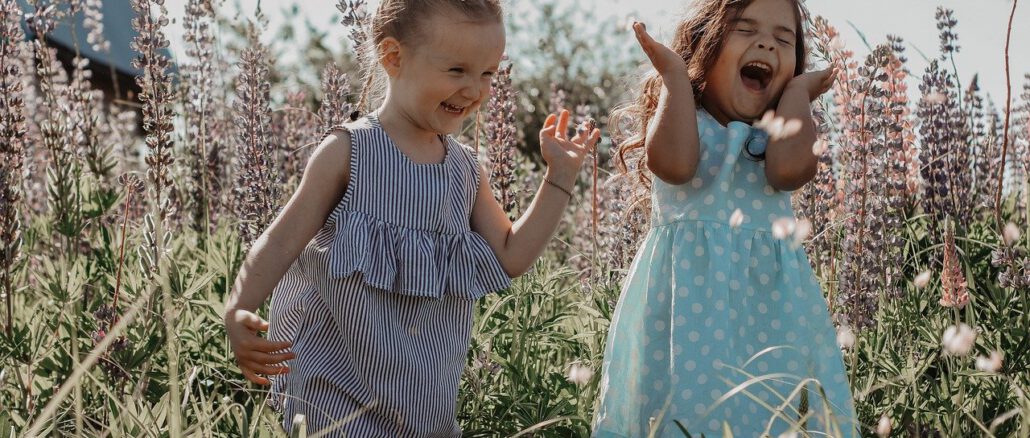Girls Nature Happiness Kids Happy  - Adelkazaika / Pixabay