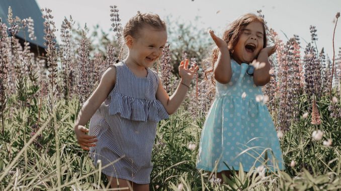 Girls Nature Happiness Kids Happy  - Adelkazaika / Pixabay