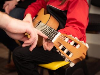 Guitar Studying Playing Showing - Vladvictoria / Pixabay