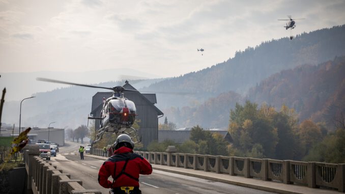 Helicopter Fire Brigade Firefighting  - fish96 / Pixabay