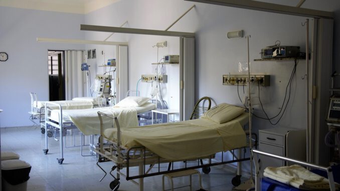 Hospital Bed Doctor Surgery Hospital Bed Doctor Surgery - 1662222 / Pixabay