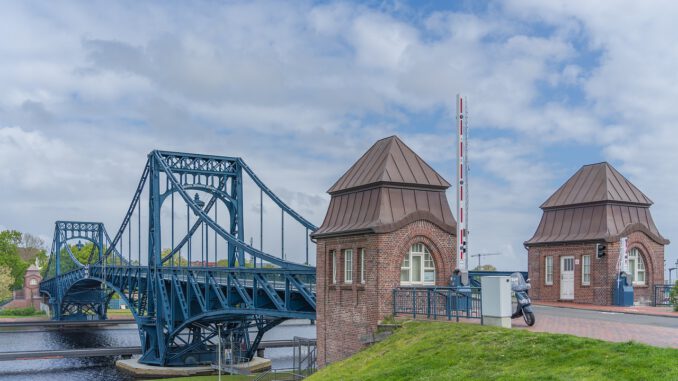 Kaiser Wilhelm Bridge Wilhelmshaven  - AKrebs60 / Pixabay