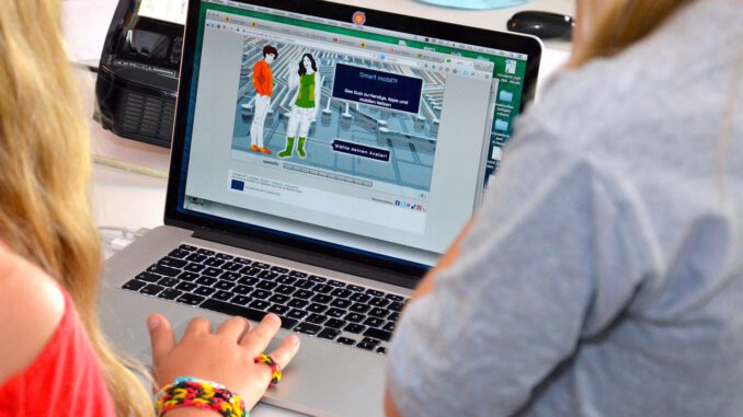 Media Literacy Laptop Notebook  - albersHeinemann / Pixabay