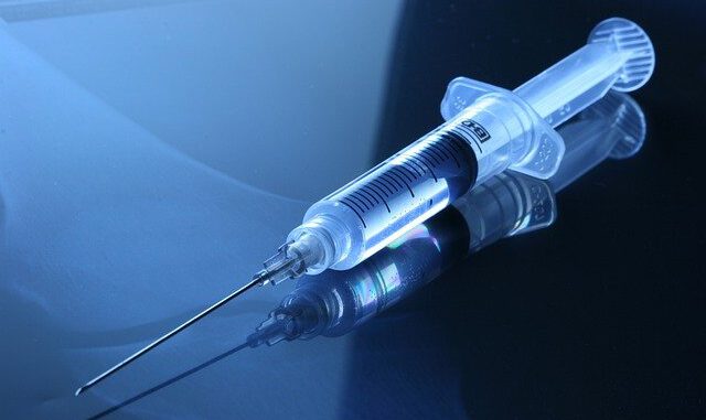 Medical Syringe Vaccination Needle  - Triggermouse / Pixabay