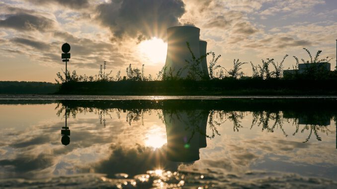 Nuclear Power Plant Cooling Tower Nuclear Power Plant Cooling Tower - distelAPPArath / Pixabay