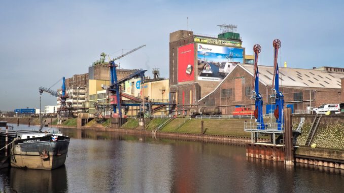Port Inland Port Shipping  - 652234 / Pixabay