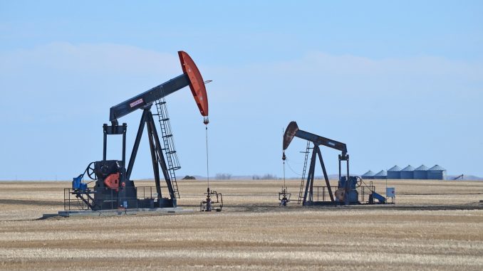 Pumpjack Oil Well Field Landscape  - simon94 / Pixabay