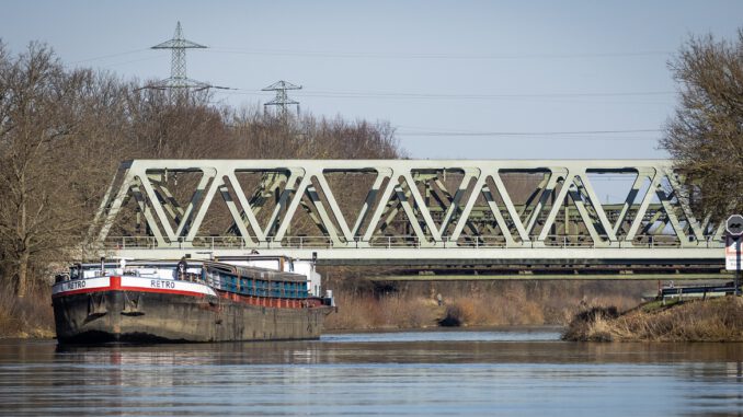 River Bridge Boat Ship River Boat  - WZ-digital-photography / Pixabay