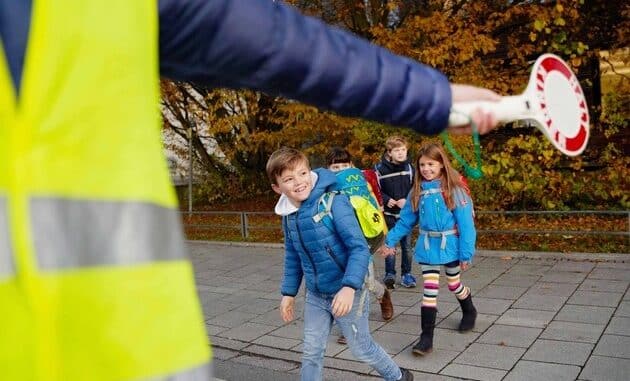 Sicher in die Schule: Klappt das überall? / ADAC Umfrage zeigt: Das Fehlverhalten ...