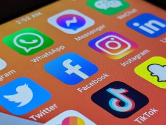 Social Media Communication Network  - AzamKamolov / Pixabay