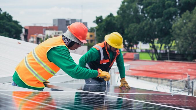 Solar Power Company Workers  - stanthonyssolar3 / Pixabay