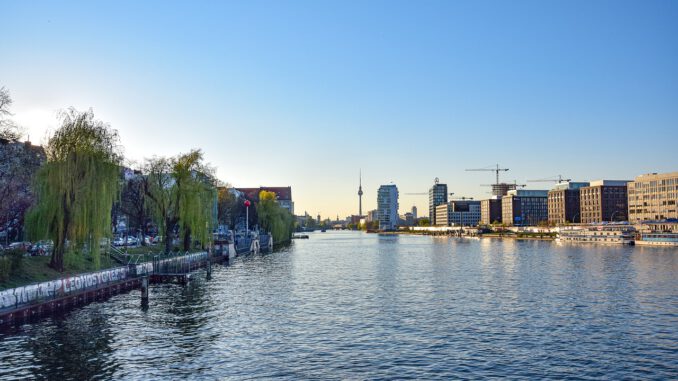 Spree Berlin Bundestag  - nikolaus_bader / Pixabay