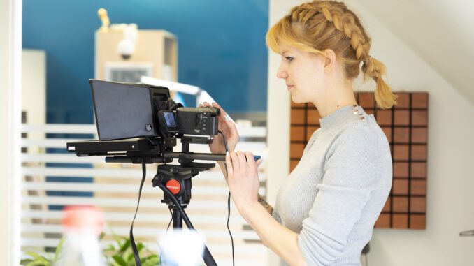 Teleprompter Camera Reporter Woman  - Studio-Lannach / Pixabay