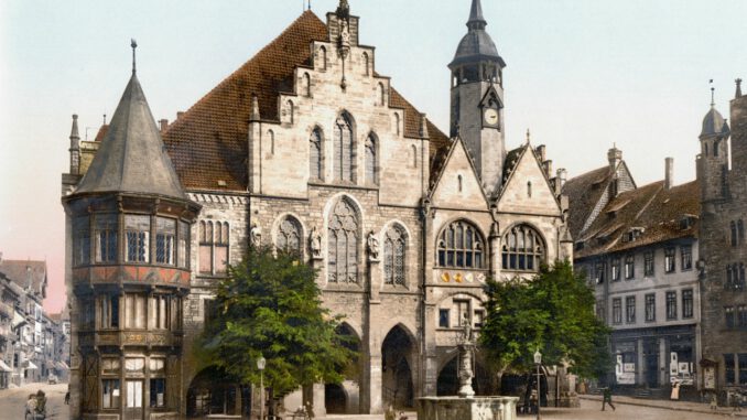 Town Hall Hildesheim Germany  - WikiImages / Pixabay