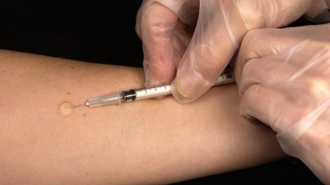 Vaccination Tuberculin Test Syringe  - WikiImages / Pixabay