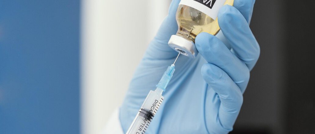 Vaccine Syringe Vial Coronavirus  - alirazagurmani9272 / Pixabay