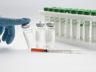 Vaccine Syringe Vials Coronavirus  - alirazagurmani9272 / Pixabay