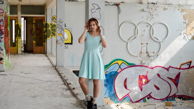 Woman Model Dress Building Column Woman Model Dress Building Column - Victoria_Borodinova / Pixabay