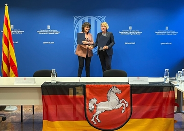 Ministerin Barbara Otte-Kinast (rechts) und ihre Amtskollegin Teresa Jordà aus Katalonien reichen sich die Hände.