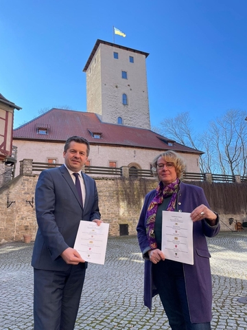 Niedersachsens Agrarministerin Barbara Otte-Kinast (rechts) und ihr Amtskollege aus Sachsen-Anhalt, Minister Sven Schulze, stehen auf der Burg Warberg und präsentieren die "Burg Warberger Erklärung"