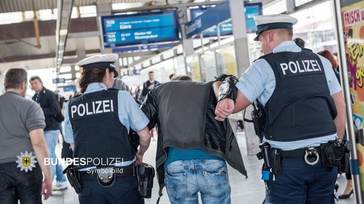 Bundespolizeidirektion München: 33-Jähriger widersetzt sich Zöllnern