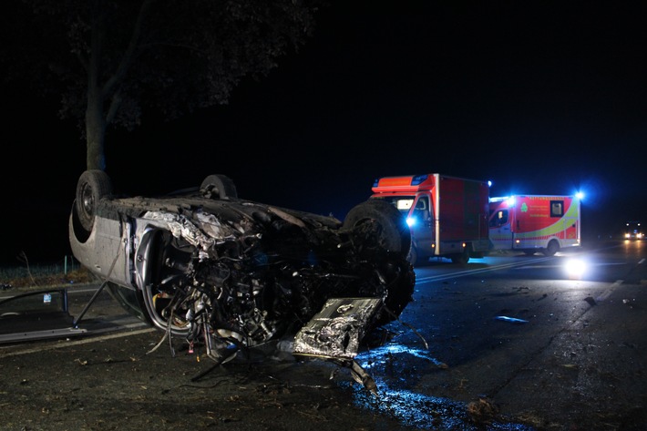 FF Bad Salzuflen: Audi bleibt nach Alleinunfall auf dem Dach liegen / Drei Menschen werden auf der Ostwestfalenstraße zwischen Bad Salzuflen und Lemgo schwer verletzt