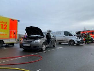 FF Bad Salzuflen: Feuerwehr befreit Toyota-Fahrer nach Unfall aus seinem Wagen / Zwei Menschen werden am Donnerstagnachmittag im Bad Salzufler Ortsteil Holzhausen verletzt