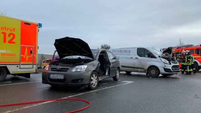 FF Bad Salzuflen: Feuerwehr befreit Toyota-Fahrer nach Unfall aus seinem Wagen / Zwei Menschen werden am Donnerstagnachmittag im Bad Salzufler Ortsteil Holzhausen verletzt