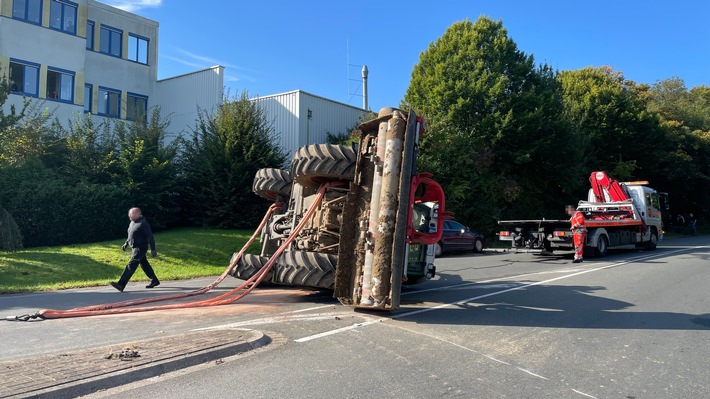 FF Bad Salzuflen: Traktor landet nach Kurvenmanöver auf der Seite / Feuerwehr ist mit 30 Einsatzkräften an der Bielefelder Straße