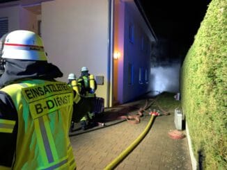 FF Bad Salzuflen: Zwei Holzschuppen brennen vollständig aus / Feuerwehr ist mit 40 Einsatzkräften am Hoffmannsgelände