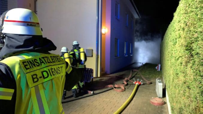 FF Bad Salzuflen: Zwei Holzschuppen brennen vollständig aus / Feuerwehr ist mit 40 Einsatzkräften am Hoffmannsgelände