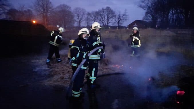 FFW Fredenbeck: Großeinsatz für die Feuerwehren in der Samtgemeinde Fredenbeck / Scheune gerät durch schnellen Einsatz des Besitzers nicht in Brand