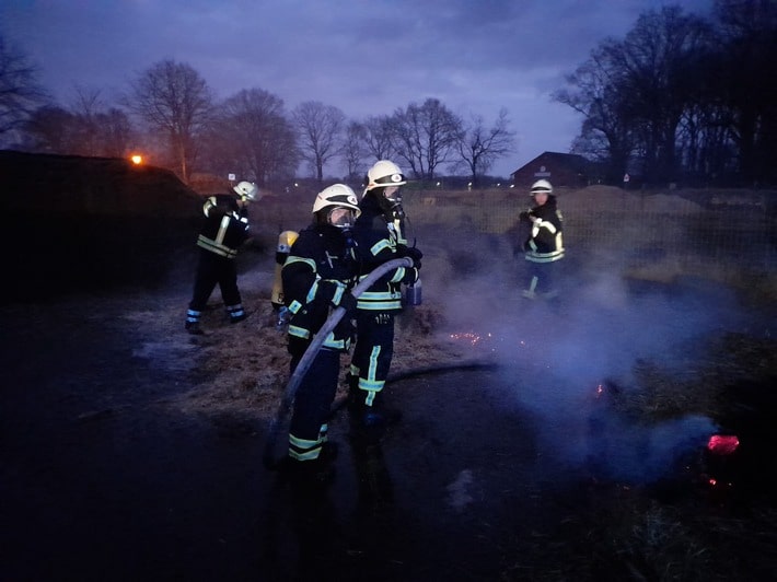 FFW Fredenbeck: Großeinsatz für die Feuerwehren in der Samtgemeinde Fredenbeck / Scheune gerät durch schnellen Einsatz des Besitzers nicht in Brand